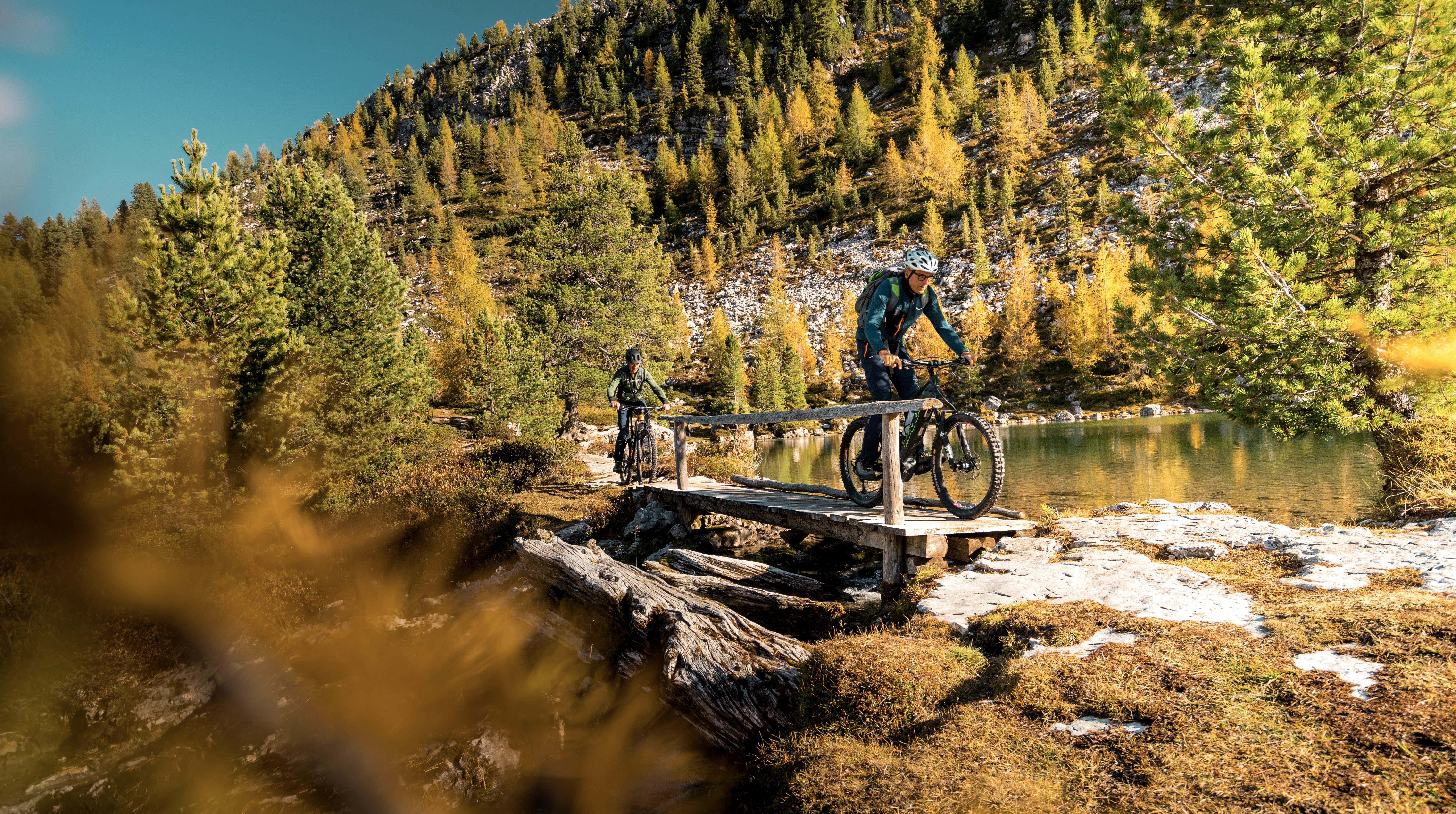 Tante attività a partire dall'hotel Monti e colline si colorano d'autunno e i boschi regalano delizie
